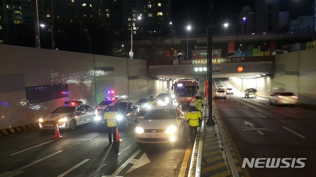 경찰이 고속도로 출구에서 불시 음주단속을 진행하고 있다. (사진=경기북부지방경찰청 제공)