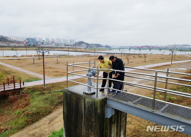  【안동=뉴시스】김진호 기자 = 안동시 관계자들이 낙동강변에 설치된 수문을 점검하고 있다. 2018.12.16 (사진=안동시 제공) photo@newsis.com