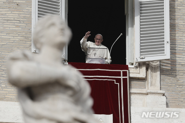 【바티칸시티=AP/뉴시스】프란치스코 교황이 지난 16일 성베드로 광장에 모인 신도들에게 손을 흔들고 있다. 교황은 18일 발표한 연례 평화 메시지에서 "모든 악을 이주자 탓으로 비난하고 가난한 사람들로부터 희망을 앗아가는 정치적 연설은 결코 용납되어서는 안 된다"고 말했다. 2018.12.18