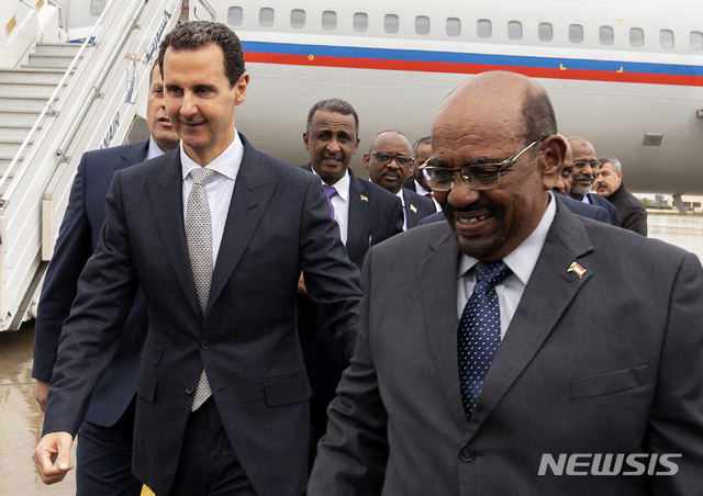 【다마스쿠스=AP/뉴시스】바샤르 아사드 시리아 대통령(사진 왼쪽)이 지난해 12월16일 시리아를 방문한 알 바시르 전 수단 대통령을 영접하고 있다. 2019.08.02