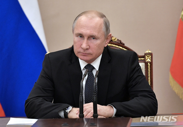 【모스크바=AP/뉴시스】블라디미르 푸틴 러시아 대통령이 지난 17일 모스크바에서 안보 회의를 주재하고 있다. 푸틴 대통령은 18일 러시아의 전략적 핵전력이 크게 강화됐지만 내년도에는 더욱 더 강화될 필요가 있다고 말했다. 2018.12.19