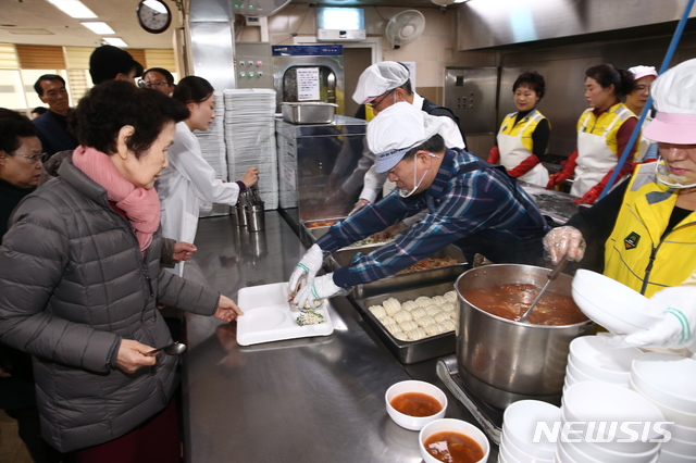 【광명=뉴시스】 조성필 기자 = 박승원 경기 광명시장이 18일 광명종합사회복지관을 찾아 경로식당에서 무료배식 봉사를 하고 있다. 2018.12.18 (사진=광명시 제공) photo@newsis.com