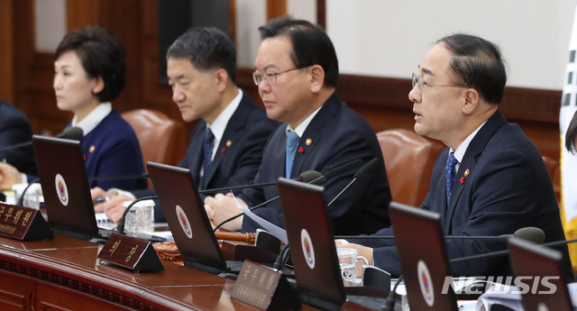 【서울=뉴시스】김선웅 기자 = 홍남기 경제부총리 겸 기획재정부 장관이 18일 오전 서울 종로구 정부서울청사에서 열린 국무회의에서 모두발언을 하고 있다. 2018.12.18.  mangusta@newsis.com