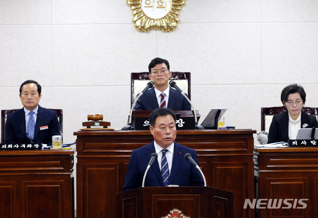 【무안=뉴시스】박상수 기자 = 김산 전남 무안군수가 18일 오전 열린 무안군의회 정례회 본회의에서 군정질문에 대한 답변을 하고 있다. 2018.12.18. (사진=무안군 제공) photo@newsis.com