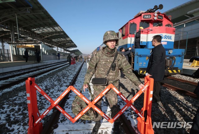 【파주=뉴시스】사진공동취재단 = 북한 철도 조사를 마친 열차가 18일 오전 도라산역에 도착해 군인, 세관 요원들이 열차를 점검하고 있다. 이 열차는 이날 오전 개성 판문역에서 인수해왔다. 2018.12.18.  photo@newsis.com