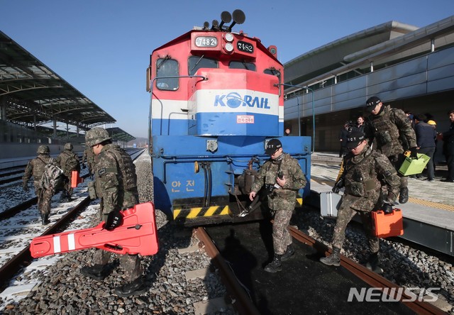 【파주=뉴시스】사진공동취재단 = 북한 철도 조사를 마친 열차가 18일 오전 도라산역에 도착해 군인, 세관 요원들이 열차를 점검하고 있다. 이 열차는 이날 오전 개성 판문역에서 인수해왔다. 2018.12.18.  photo@newsis.com