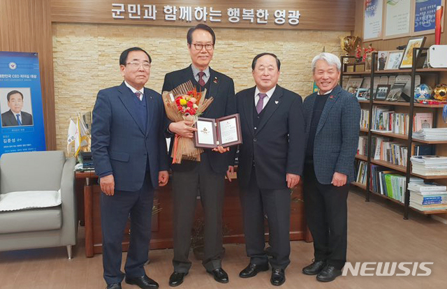 【영광=뉴시스】변재훈 기자 = 전남사회복지공동모금회는 18일 영광군청 군수실에서 임홍식 ㈜삼성인베스트먼트 대표이사의 아너 소사이어티 가입식(전남 79호)을 열었다고 밝혔다. (사진 왼쪽부터) 김준성 영광군수, 임홍식 ㈜삼성인베스트먼트 대표이사, 전남사회복지공동모금회 허정 회장, 노동일 전남 아너 소사이어티 대표. 2018.12.18. (사진= 전남사회복지공동모금회 제공)photo@newsis.com