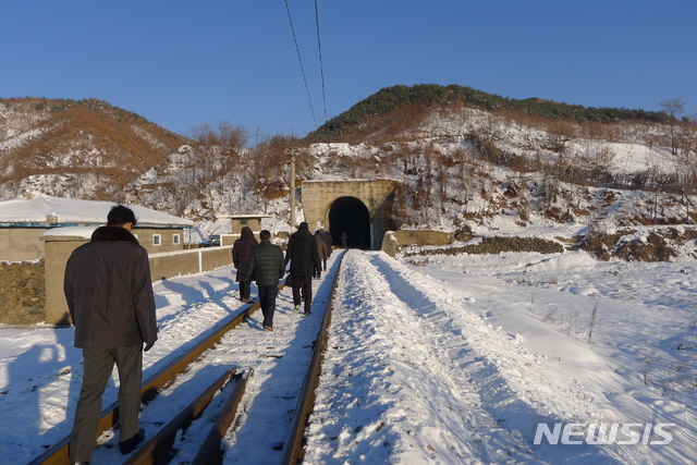 【서울=뉴시스】조성봉 기자 = 지난 13일 남북 철도조사단이 북한 동해선 함북 명천과 내포 사이에 놓인 피자령터널을 조사하고 있다.  남북 철도 공동조사에 사용된 남측 열차 6량은 18일 도라산역으로 귀환했다. 2018.12.18.(사진=통일부 제공)  photo@newsis.com  