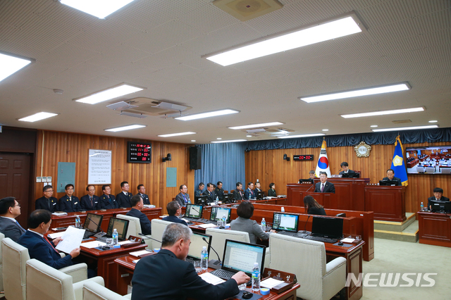 【울진=뉴시스】강진구 기자 = 경북 울진군의회(장시원 의장)는 19일 오전 본회의장에서 제229회 2차 정례회를 열어 5823억원 규모의 2019년도 예산안을 의결했다.사진은 이날 본회의 전경.2018.12.19.(사진=울진군의회 제공) photo@newsis.com