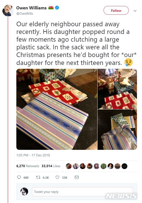 【서울=뉴시스】영국의 한 할아버지가 이웃집 두살박이 아이에게 14년치 크리스마스 선물을 남기고 세상을 떠나 화제가 되고 있다. 사진은 아이의 아버지가 트위터에 올린 사연과 사진.<사진출처: 트위터> 2018.12.19.
