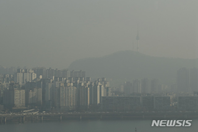 【서울=뉴시스】최동준 기자 = 19일 서울 여의도에서 바라본 서울 도심이 미세먼지와 안개로 뿌옇게 보이고 있다. 2018.12.19. photocdj@newsis.com