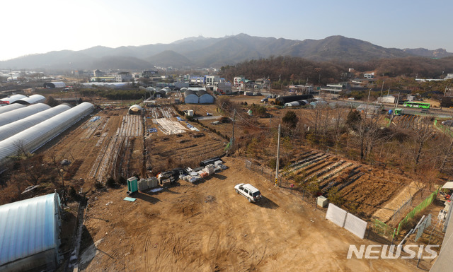 【과천=뉴시스】배훈식 기자 = 국토교통부가 19일 '2차 수도권 주택공급 계획 및 수도권 광역교통망 개선방안'을 발표하며 3기 신도시 예정지로 남양주 왕숙과 하남 교산, 과천, 인천 계양 등 4곳을 확정했다. 사진은 이날 오후 경기 과천시 과천동 신도시 예정부지. 2018.12.19.  dahora83@newsis.com 