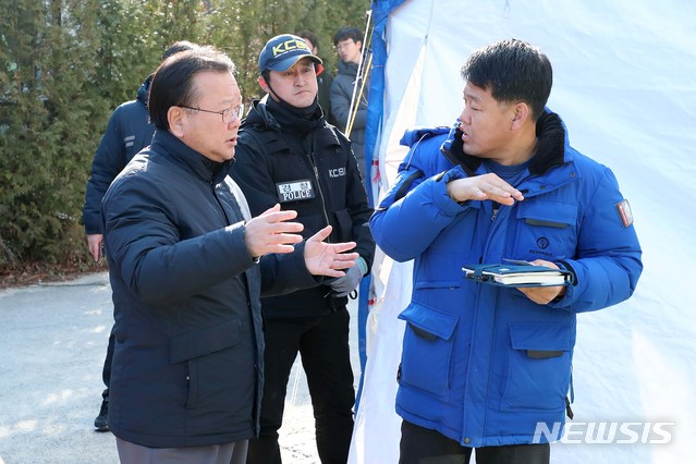 【서울=뉴시스】김부겸 행정안전부 장관이 19일 강원 강릉시 펜션 사고 현장을 찾아 상황을 점검하고 있다. 2018.12.19. (사진=행정안전부 제공)  photo@newsis.com