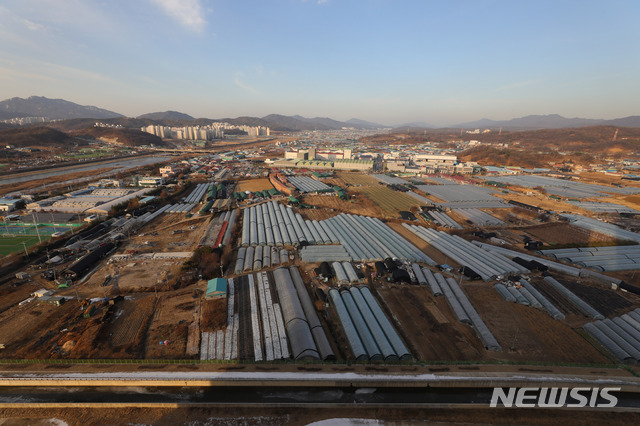 【남양주=뉴시스】배훈식 기자 = 국토교통부가 19일 '2차 수도권 주택공급 계획 및 수도권 광역교통망 개선방안'을 발표하며 3기 신도시 예정지로 남양주 왕숙과 하남 교산, 과천, 인천 계양 등 4곳을 확정했다. 사진은 이날 오후 경기 남양주시 진건읍 신도시 예정부지. 2018.12.19. dahora83@newsis.com