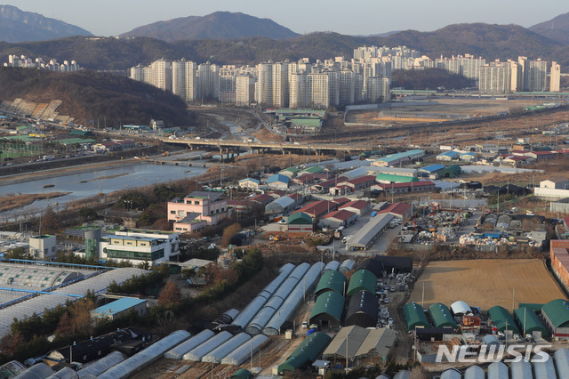 【남양주=뉴시스】배훈식 기자 = 국토교통부가 19일 '2차 수도권 주택공급 계획 및 수도권 광역교통망 개선방안'을 발표하며 3기 신도시 예정지로 남양주 왕숙과 하남 교산, 과천, 인천 계양 등 4곳을 확정했다. 사진은 이날 오후 경기 남양주시 진건읍 신도시 예정부지. 2018.12.19.  dahora83@newsis.com