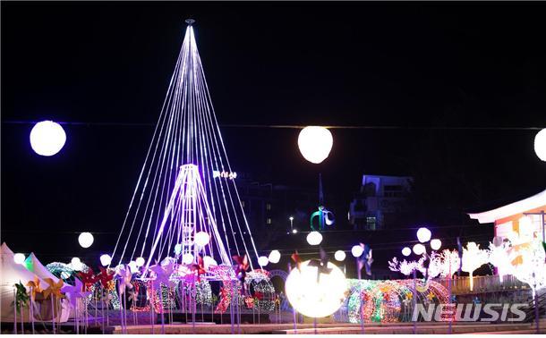 【진안=뉴시스】윤난슬 기자 = '진안 마이산 소원빛 축제'가 오는 22일부터 내년 1월 1일까지 마이산 북부 명인명품관 일원에서 개최된다. 2018.12.20.(사진=진안군 제공) photo@newsis.com