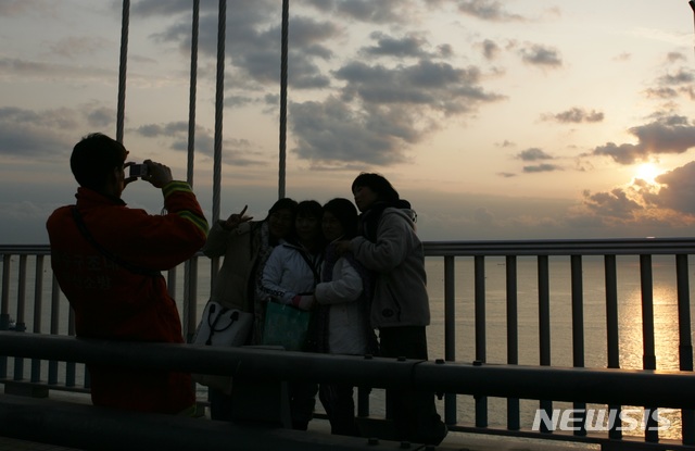  【부산=뉴시스】허상천 기자 = 부산시설공단은 2019년 기해년 새해를 맞아 광안대교 상층부 전 구간에서 ‘해맞이행사’를 한다고 20일 밝혔다. 2018.12.20. (사진 = 시설공단 제공) photo@newsis.com