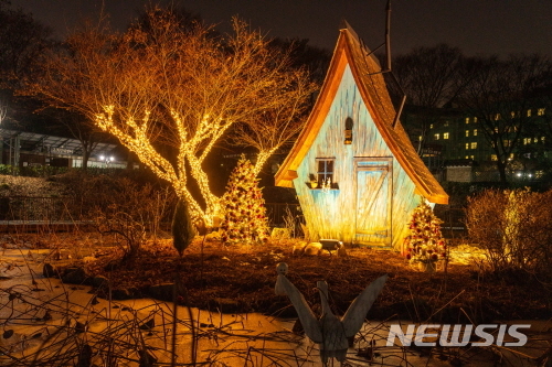 【서울=뉴시스】서울대공원 내 크리스마스 트리 모습. 2018.12.21. (사진=서울시 제공) 