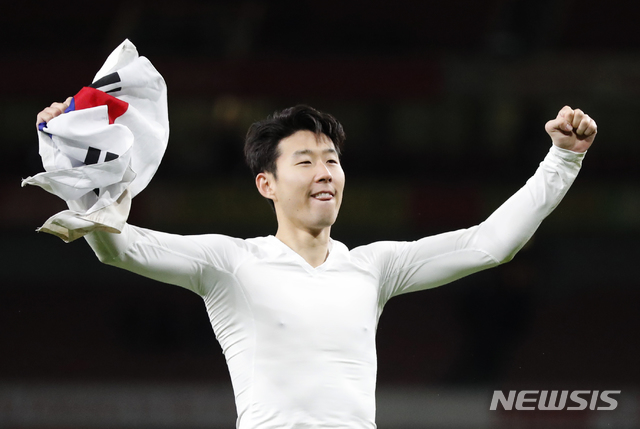 Tottenham&#039;s Son Heung-min celebrates holding South Korea&#039;s flag after the English League Cup quarter final soccer match between Arsenal and Tottenham Hotspur at the Emirates stadium in London, Wednesday, Dec. 19, 2018. (AP Photo/Frank Augstein)