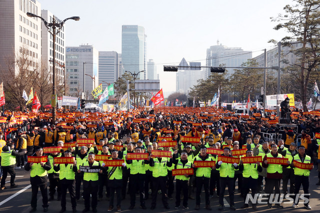 【서울=뉴시스】조성봉 기자 = 20일 오후 서울 영등포구 여의도 국회 인근에서 열린 '카카오 카풀 반대' 제3차 택시 생존권 사수 결의대회에서 참가자들이 ‘불법자가용 영업 카풀 퇴출' 손피켓을 들고 구호를 외치고 있다. 2018.12.20.suncho21@newsis.com