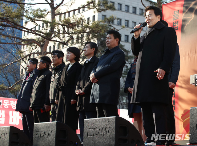 【서울=뉴시스】이윤청 수습기자 = 민주평화당 정동영 대표가 20일 오후 서울 영등포구 여의도 국회 인근에서 열린 '카카오 카풀 반대' 제3차 택시 생존권 사수 결의대회에 참석해 발언하고 있다. 2018.12.20. radiohead@newsis.com