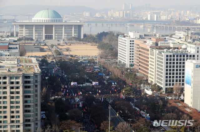 【서울=뉴시스】고승민 기자 = 20일 오후 서울 여의도 국회 앞 의사당대로에서 제3차 택시 생존권 사수 결의대회가 열리고 있다. 2018.12.20. kkssmm99@newsis.com