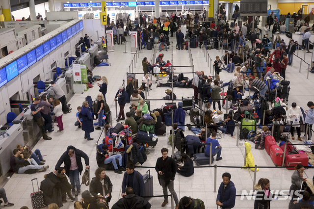 【개트윅=AP/뉴시스】21일 아일랜드 더블린 국제공항 상공에 드론이 출현해 항공기 운항이 일시 중단됐다. 사진은 드론 출몰로 지난 12월20일 개트윅 공항 출발 로비에서 승객들이 대기하고 있는 모습. 2019.02.21.