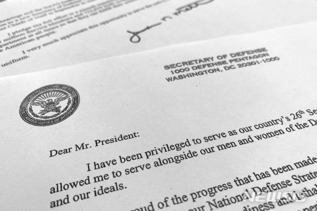【워싱턴DC=AP/뉴시스】제임스 매티스 미국 국방장관이 20일(현지시간) 도널드 트럼프 대통령에게 사임서를 제출했다. 사진은 사임서의 일부. 2018.12.21