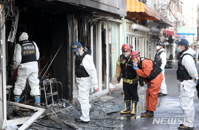 【서울=뉴시스】추상철 기자 = 서울 천호동 성매매 집결지에서 1명이 숨지고 4명이 부상(오후 2시현재)을 입는 화재가 발생했다. 22일 오후 서울 강동구 화재현장에서 경찰 과학수사대와 소방 화재조사반이 함께 화재조사를 하고 있다. 2018.12.22.  scchoo@newsis.com