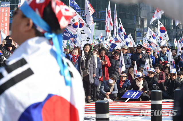 【대구=뉴시스】우종록 기자 = 22일 오후 대구 동구 신암동 동대구역 앞 광장에서 대한애국당 당원 등 참가자들이 ‘제99차 태극기 집회’에서 박근혜 전 대통령 석방을 촉구하며 태극기를 흔들고 있다. 2018.12.22. wjr@newsis.com