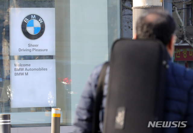 【서울=뉴시스】배훈식 기자 = BMW 차량 화재 원인에 대한 민관합동조사단의 조사 결과 발표를 하루 앞둔 23일 오전 서울 용산구의 한 BMW 전시장 앞을 한 시민이 지나가고 있다. 2018.12.23.  dahora83@newsis.com