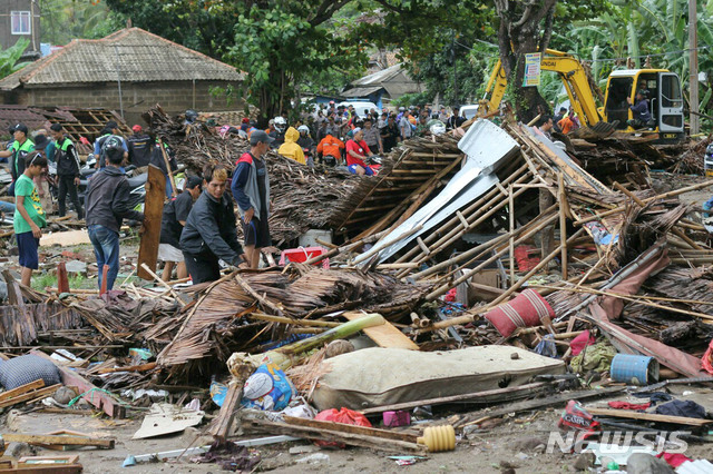 【카리타(인도네시아)=AP/뉴시스】인도네시아 카리타에서 23일 주민들이 하루 전 발생한 쓰나미로 파괴된 주택을 살펴보고 있다. 22일 밤 일어난 쓰나미로 최소 62명이 목숨을 잃고 20명이 실종됐으며 600명 가까운 사람들이 부상했다. 또 430채의 주택과 9동의 호텔이 파손됐다. 2018.12.23