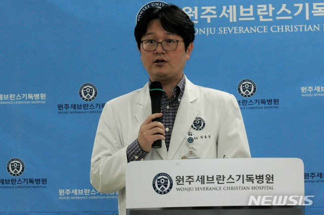 【원주=뉴시스】권순명 기자 = 24일 오후 강원 원주시 원주세브란스기독병원 권역외상센터 2층에서 강릉 펜션사고 피해학생 2명과 관련해 차용성 주치의가 학생들의 호전 상태에 대해 설명하고 있다. 2018.12.24.  gsm@newsis.com 