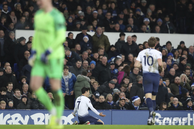 Tottenham&#039;s Son Heung-min, center, celebrates after scoring during the English Premier League soccer match between Everton and Tottenham at Goodison Park Stadium, in Liverpool, England, Sunday, Dec. 23, 2018.(AP Photo/Jon Super)