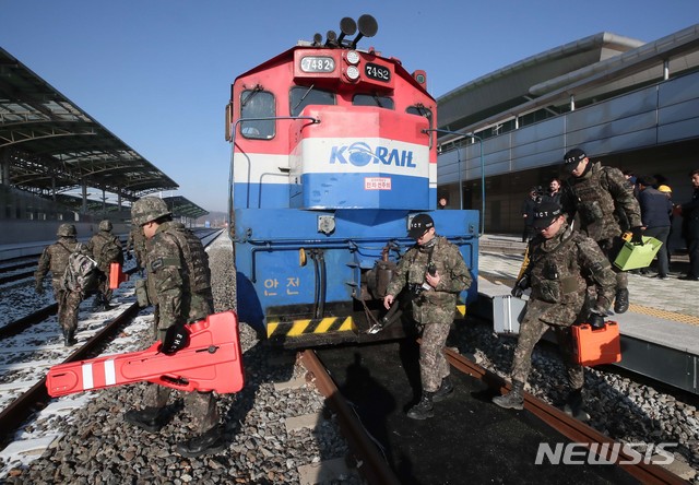 【파주=뉴시스】사진공동취재단 = 북한 철도 조사를 마친 열차가 12월 18일 오전 도라산역에 도착해 군인, 세관 요원들이 열차를 점검하고 있다. 이 열차는 이날 오전 개성 판문역에서 인수해왔다. 2018.12.26.photo@newsis.com