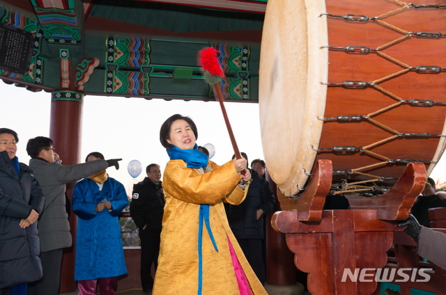 【서울=뉴시스】 작년 해맞이 축제사진1(대북타고하는 김수영양천구청장). 2018.12.26. (사진= 양천구 제공)