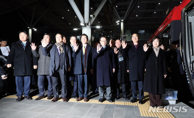 【서울=뉴시스】조성봉 기자 = '남북 경의선·동해선 철도·도로 연결 및 현대화 착공식'이 열리는 26일 오전 서울 용산구 서울역 KTX 플랫폼에서 김현미(오른쪽)국토교통부 장관, 조명균 통일부 장관, 여야 원내대표를 비롯한 참석자들이 개성 판문역 행 특별열차에 탑승하고 있다. 왼쪽부터 바른미래당 김관영 원내대표, 더불어민주당 윤관석 의원, 홍영표 원내대표, 주승용 국회부의장, 정의당 윤소하 원내대표, 이해찬 더불어민주당 대표, 민주평화당 장병완 원내대표, 조 장관, 김 장관. 2018.12.26.suncho21@newsis.com