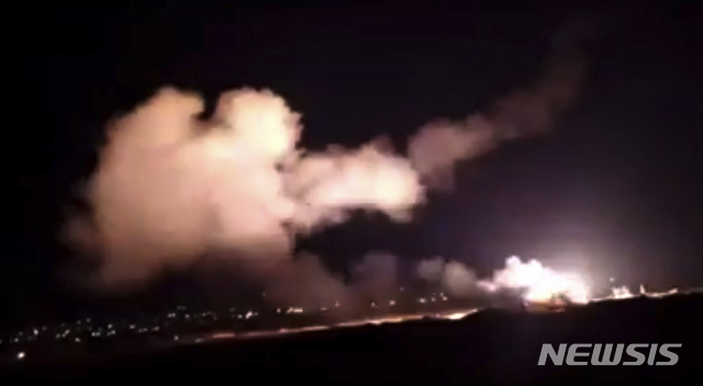 【다마스쿠스= AP/뉴시스】 시리아 공군이 25일(현지시간) 이스라엘 공군에 대항해서 발사한 지대공 미사일. (시리아 SANA통신 제공) 