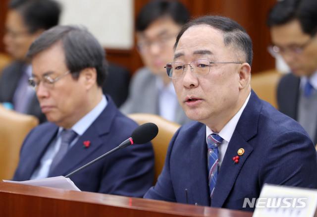 홍남기 "최저임금결정委에 청년·여성·소상공인 대표 등 포함"(종합)  