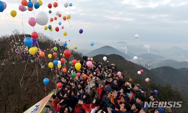 【광주=뉴시스】류형근 기자 = 광주 남구는 다음달 1일 오전 6시30분부터 금당산 깃대봉에서 '새해 소망 해맞이' 행사를 펼친다고 27일 밝혔다. 금당산 일출 예상시간은 오전 7시40분이다. 2018.12.27. (사진=광주 남구청 제공) photo@newsis.com