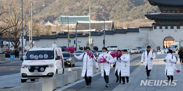 【서울=뉴시스】 고범준 기자 = 위인맞이환영단 관계자들이 27일 오후 서울 종로구 세종로 광화문 세종대왕 동상 앞에서 북한 김정은 위원장의 서울방문 기원 카퍼레이드를 하고 있다. 2018.12.27. bjko@newsis.com