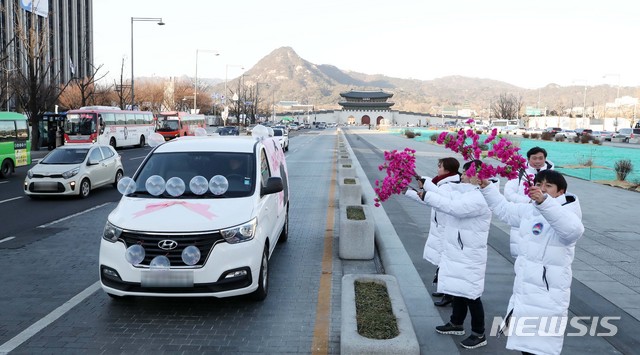 【서울=뉴시스】 고범준 기자 = 위인맞이환영단 관계자들이 카퍼레이드 행사에서 '조국통일', '평화번영'이라는 구호를 외치고 있다. 2018.12.27. bjko@newsis.com