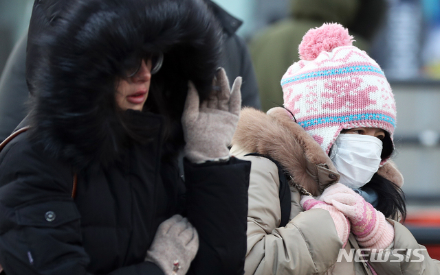 【서울=뉴시스】김병문 수습기자 = 아침 최저기온 영하 13도까지 떨어진 28일 오전 서울 종로구 광화문 네거리에서 시민들이 두꺼운 옷과 모자로 중무장을 하고 있다. 2018.12.28.  dadazon@newsis.com