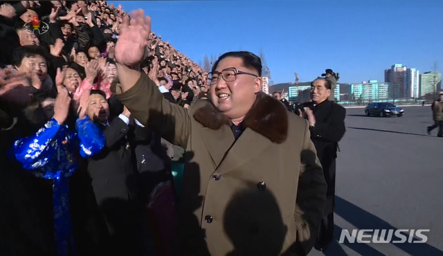 【서울=뉴시스】북한 김정은 국무위원장이 평양에서 열린 제4차 전국농업부문열성자회의 참가자들과 기념촬영을 했다고 조선중앙TV가 29일 보도했다. 2018.12.29. (사진=조선중앙TV 캡처) photo@newsis.com