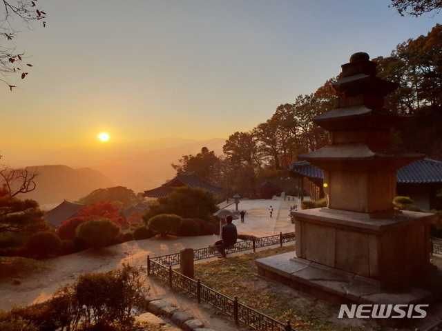 【세종=뉴시스】소백산 부석사에서 바라본 일몰. 2018.12.30. (사진 = 국립공원관리공단 제공) photo@newsis.com 