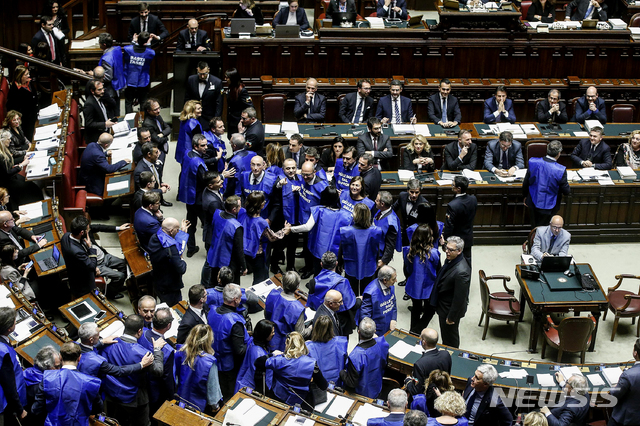 【로마 = AP/뉴시스】지난 해 12월 29일 이탈리아 하원의 예산심의 과정에서 포르자당원들이 세금인상과 시민단체 탄압에 반대하는 푸른색 조끼를 입고 나와서 예산안 내용에 항의하고 있다.   