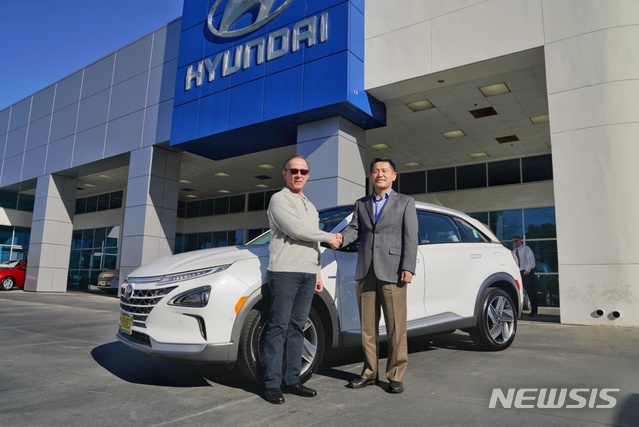 【서울=뉴시스】박주성 기자 = 현대자동차는 현지시간 28일 오후 미국 캘리포니아 배너이(Van Nuys)에 위치한 딜러점 ‘키이스 현대(Keyes Hyundai)’에서 수소전기차 ‘넥쏘(NEXO)’의 미국 첫 고객 차량 전달식을 가졌다고 30일 밝혔다. 2018.12.30. (사진=현대자동차 제공) photo@newsis.com
