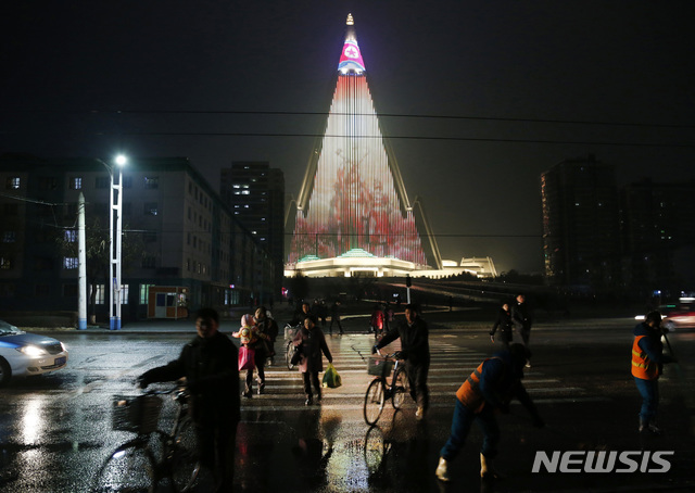 【평양=AP/뉴시스】북한 평양 류경호텔에서 18일 조명쇼가 펼쳐지고 있다. 2018.12.30