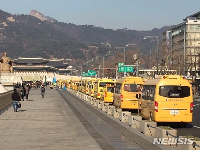 【서울=뉴시스】한국유치원총연합회(한유총) 소속 회원 일부가 31일 오후 서울 광화문광장 주변에서 돌발 차량시위를 벌이는 모습. 2018.12.31. (사진 = 한유총 제공)