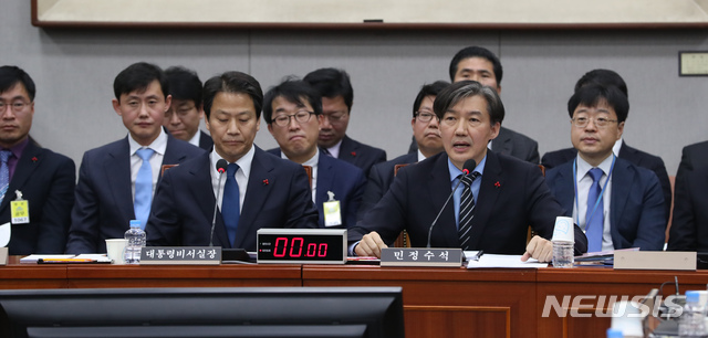 【서울=뉴시스】고승민 기자 = 조국 청와대 민정수석이 31일 오전 서울 여의도 국회에서 열린 운영위원회 전체회의에서 의원 질의에 답하고 있다. 2018.12.31. kkssmm99@newsis.com